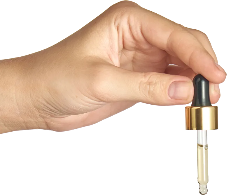 Mão segurando conta gotas de Canabidiol